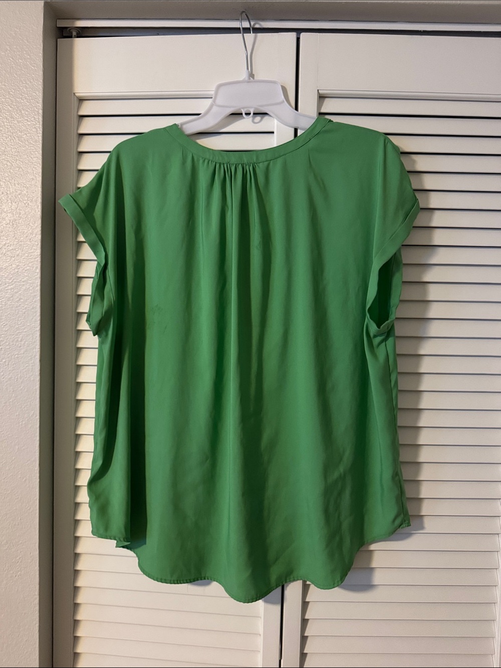 Express Vibrant Green Short Sleeve Split-Neck Blouse - Picture 3 of 3